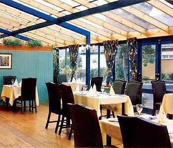 Whitegates Pub & Accommodation Киларни Екстериор снимка