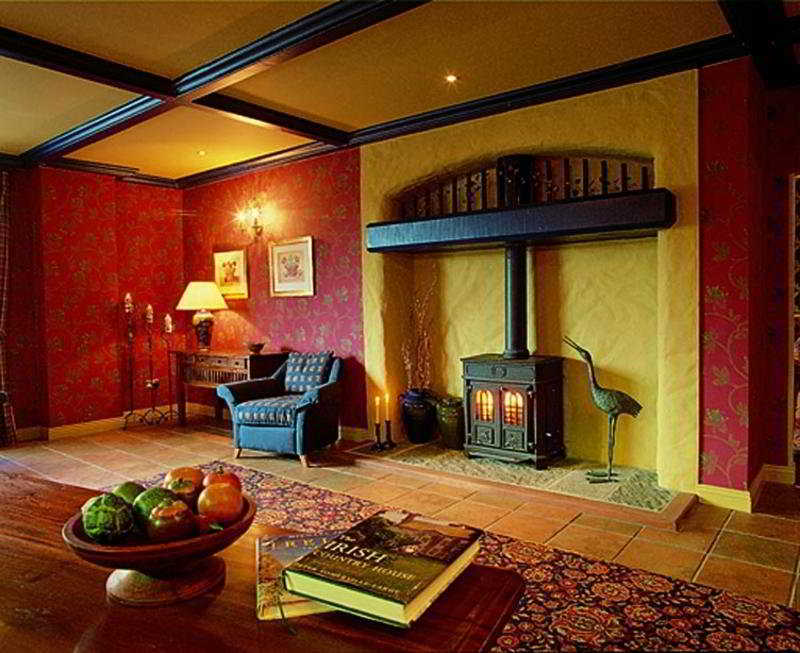 Whitegates Pub & Accommodation Киларни Екстериор снимка