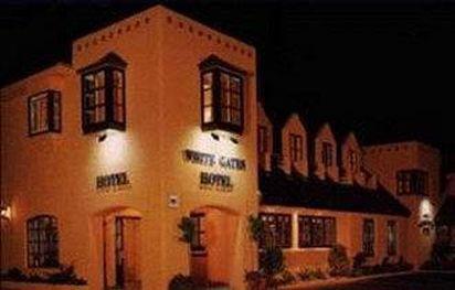 Whitegates Pub & Accommodation Киларни Екстериор снимка